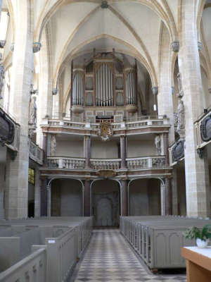Innenraum mit Orgel